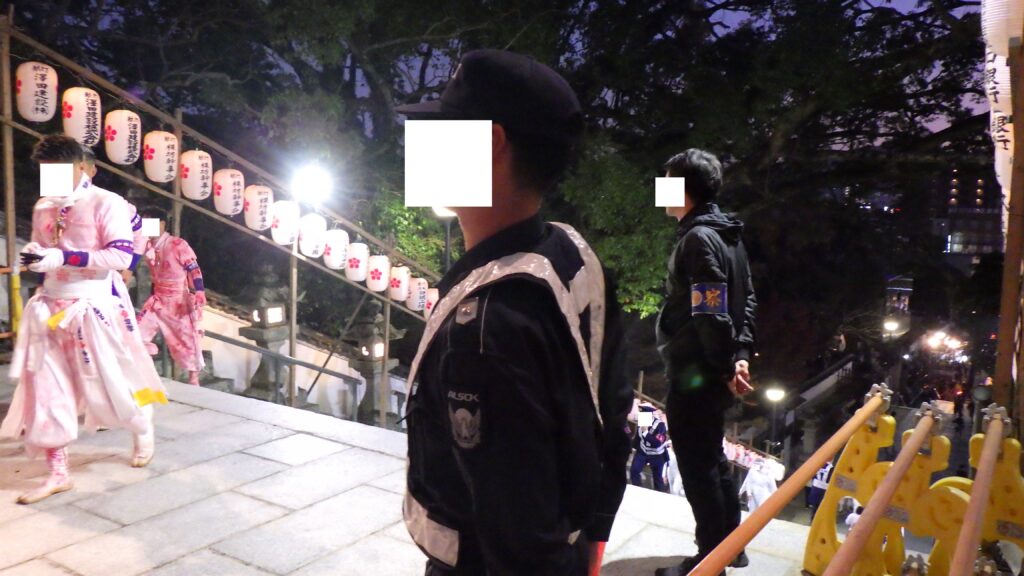 参道で警備する社員