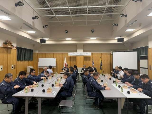 出発式参加者の会食風景