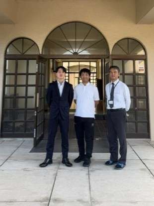 校舎前で並ぶ3人