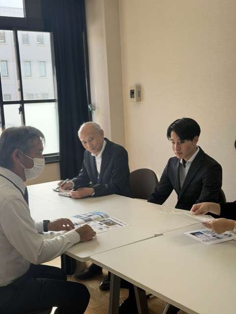 対面し近況報告をする様子
