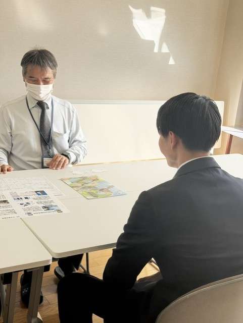 対面し近況報告する様子2